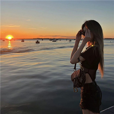 很绝的氛围感微信女头(精选12张)