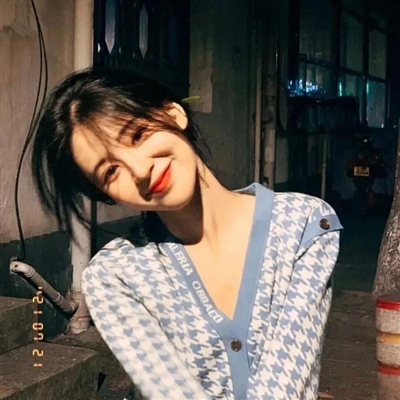 高清好看的女生头像港风系图片(精选32张)