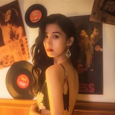 高清好看的女生头像港风系图片(精选32张)